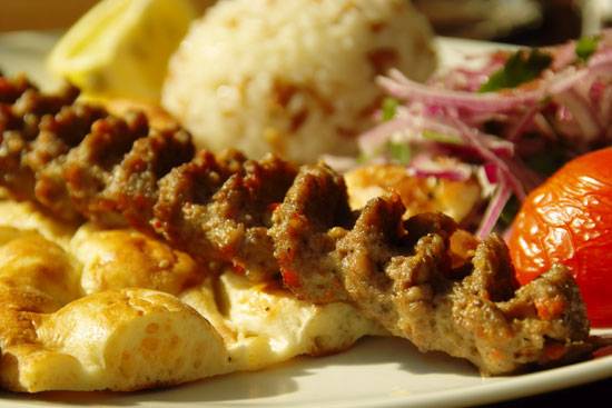 Rezeptfoto Adana Kebap Adana Kebap - scharf gewürzter Lammhackspieß