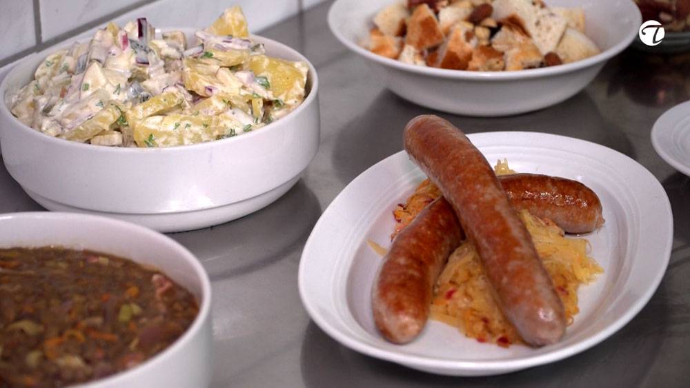 Bratwurst steht zum Erhalt von Herzlichkeit | Neinerlaa Weihnachtsessen Erzgebirge
