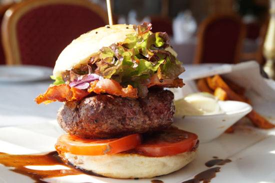 &amp;quot;Burgkeller Burger&amp;quot; aus frischem Rindfleisch &amp; Süßkartoffel Pommes Frites