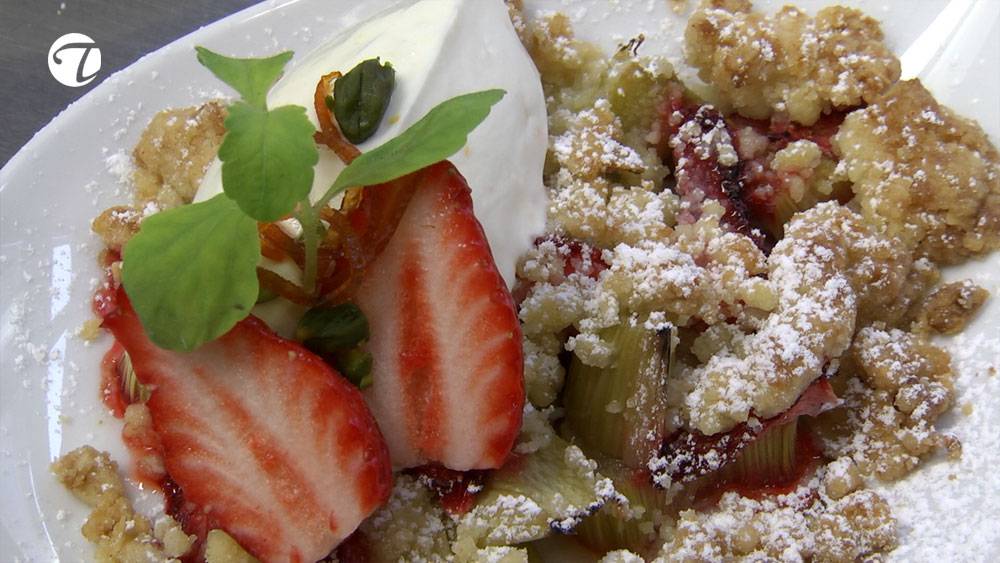 Erdbeer - Rhabarber Crumble | Dessert | Pâtissiere | Topfgucker-TV Erdbeer - Rhabarber Crumble