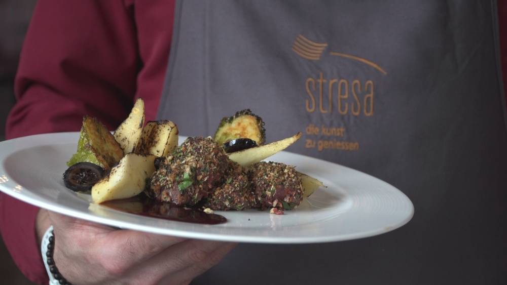 Rosa gegrillter Rücken vom Feldhasen Kräuter-Crunch | Rotkohl-Jus | Wirsing-Kartoffel-Roulade | geflämmte Pastinake