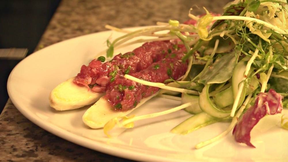 Gefüllter Spargel mit Rindertatar an Sprosensalat (Vorspeise) Gefüllter Spargel mit Rindertatar an Sprosensalat (Vorspeise)