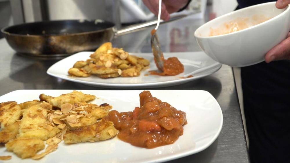 Kaiserschmarren mit Erdbeer- Rhabarber-Ragout