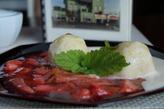Kartoffelknödel, gefüllt mit Erdbeeren an Rhabarberkompott und Vanillesoße Kartoffelknödel, gefüllt mit Erdbeeren an Rhabarberkompott und Vanillesoße