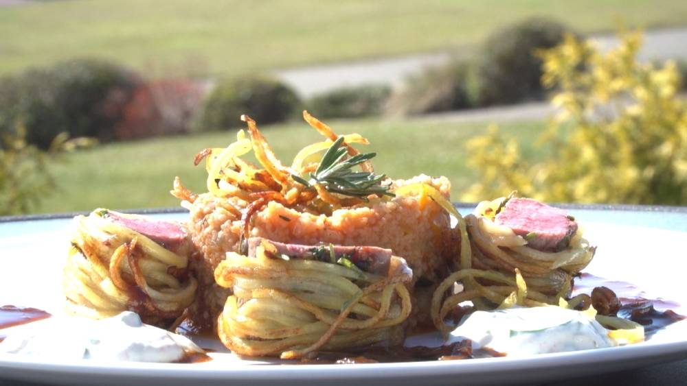 Lammrücken im Kartoffel - Spagettimantel mit Ratatouille - Couscous und würzigem Joghurt