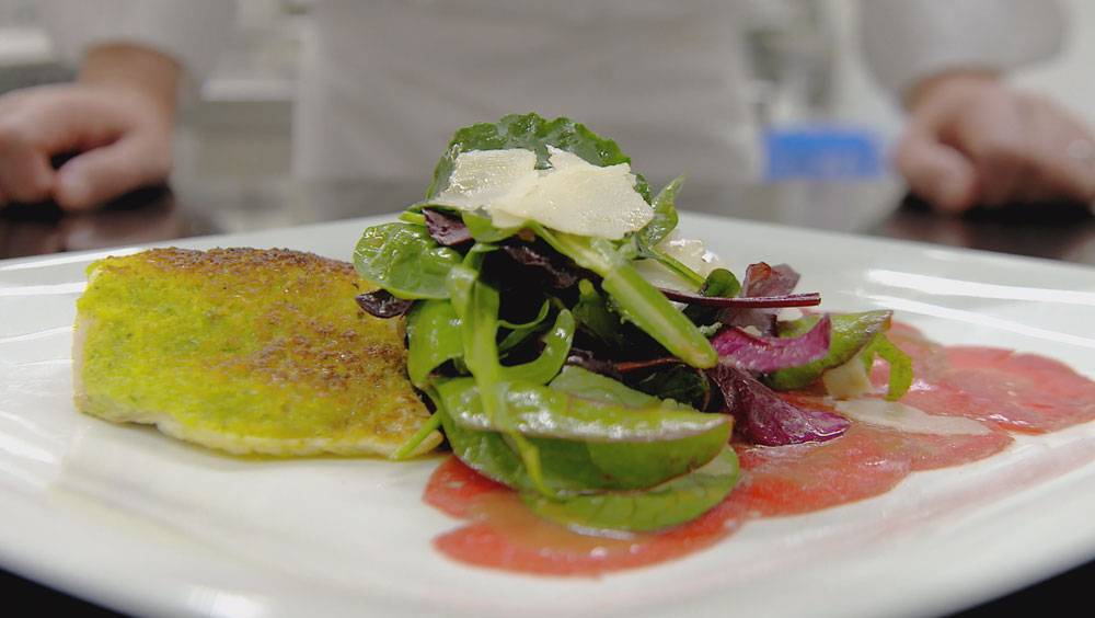 Carpaccio vom Rind an Loup de Mer (Wolfsbarsch) an Kräuterkruste