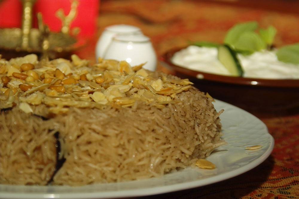 Makloubet - arabisches Reisgericht mit Auberginen und Hähnchen