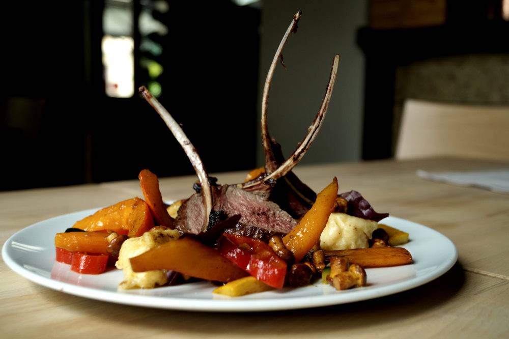 Reh-Kotelett, Portwein-Aprikosen-Zwiebelsoße an Gemüse und Knautschies Reh-Kotelett, Portwein-Aprikosen-Zwiebelsoße an Gemüse und Knautschies