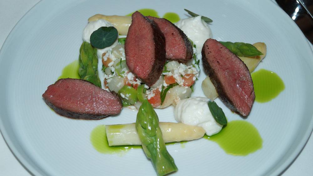 Rücken vom Thüringer Rehbock an Spargelsalat und Petersilienöl