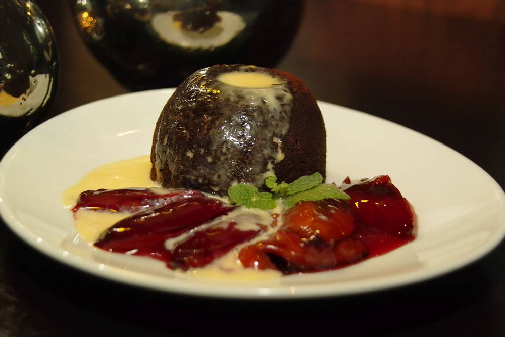 Halbflüssiger Schokoladenkuchen mit Rotweinzwetschgen | Dessert ...