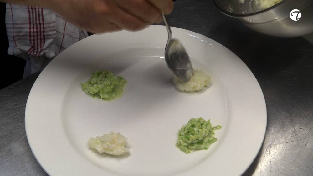 Grün, weiße Spargelcreme mit Parmesan als Beigabe zu Dorade