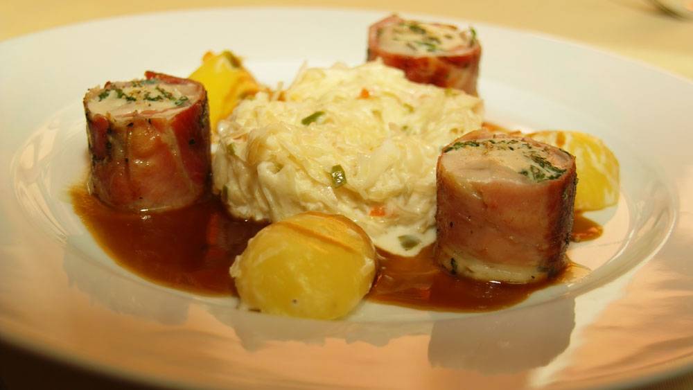 Spinatwachtel ( sous vide gegart ) auf Meerrettichkraut Spinatwachtel ( sous vide gegart ) auf Meerrettichkraut