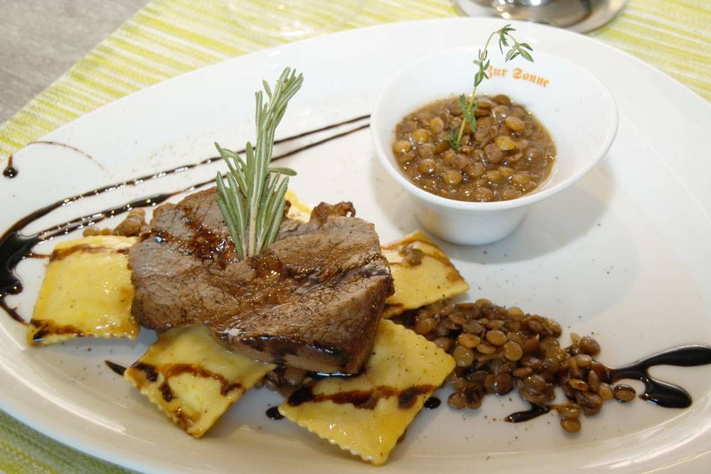 Straussensteak auf Rotwein-Balsamico-Linsen