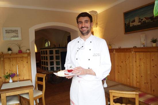 Chefkoch Jörg Daubner mit im Yufka gebackener weißer Schimmelkäse, mit klarem Erdbeercappuccino und Erdbeer-Basilikum-Coulis